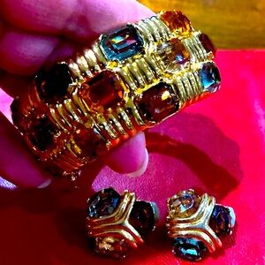 Stunning and beautiful bracelet and earrings to match.